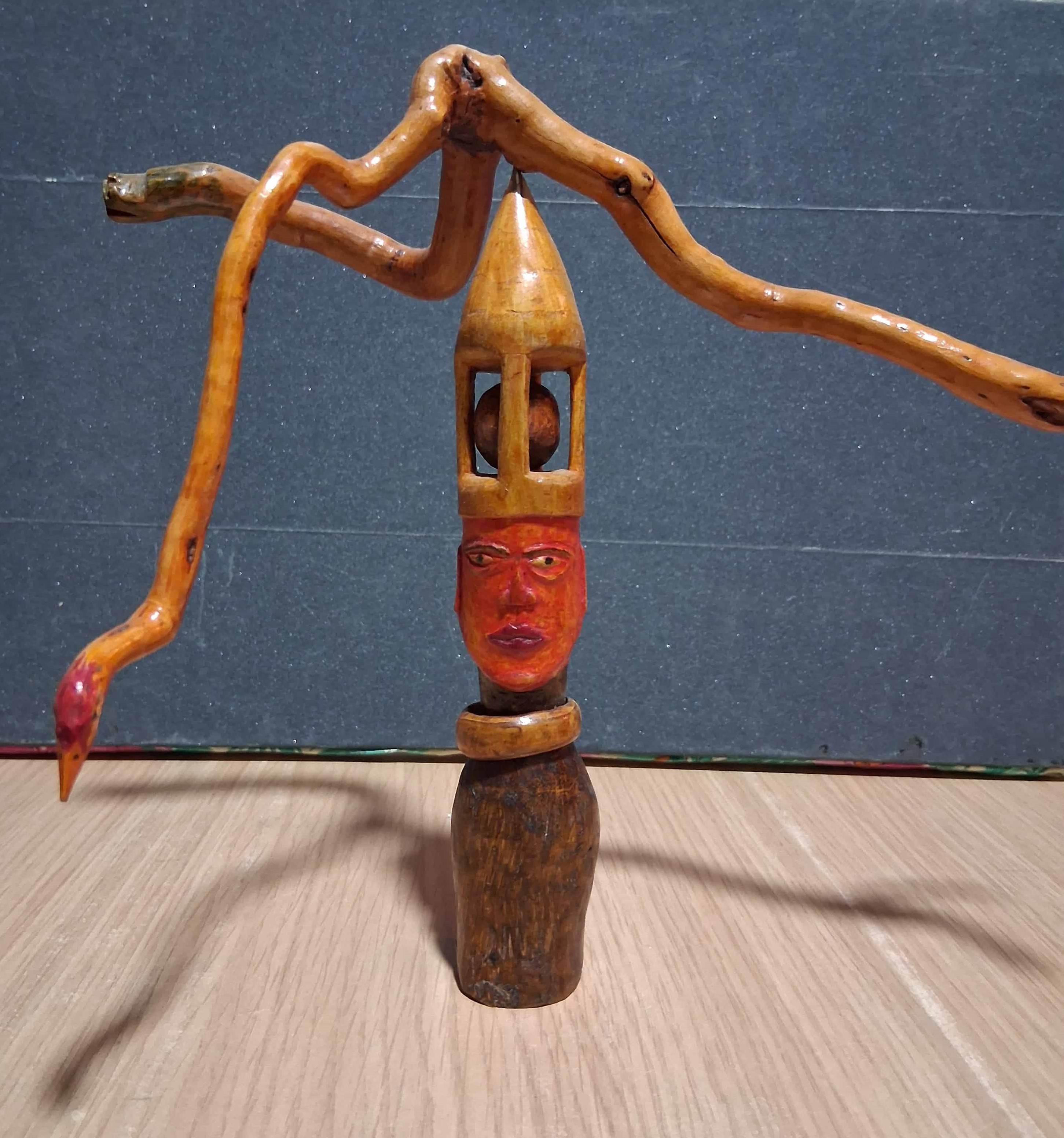 Detalle de la cabeza de serpiente