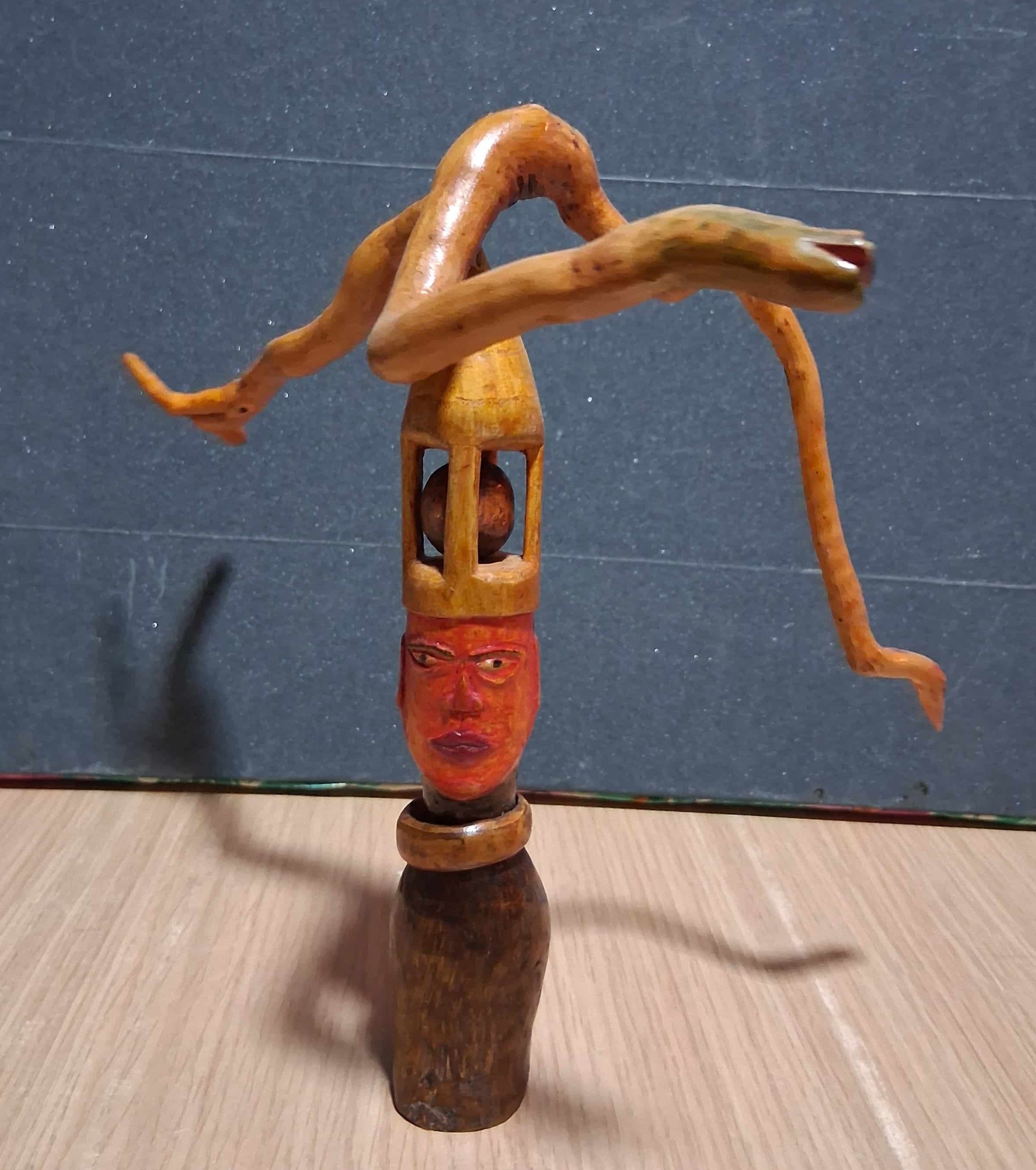 Detalle del rostro y el orbe