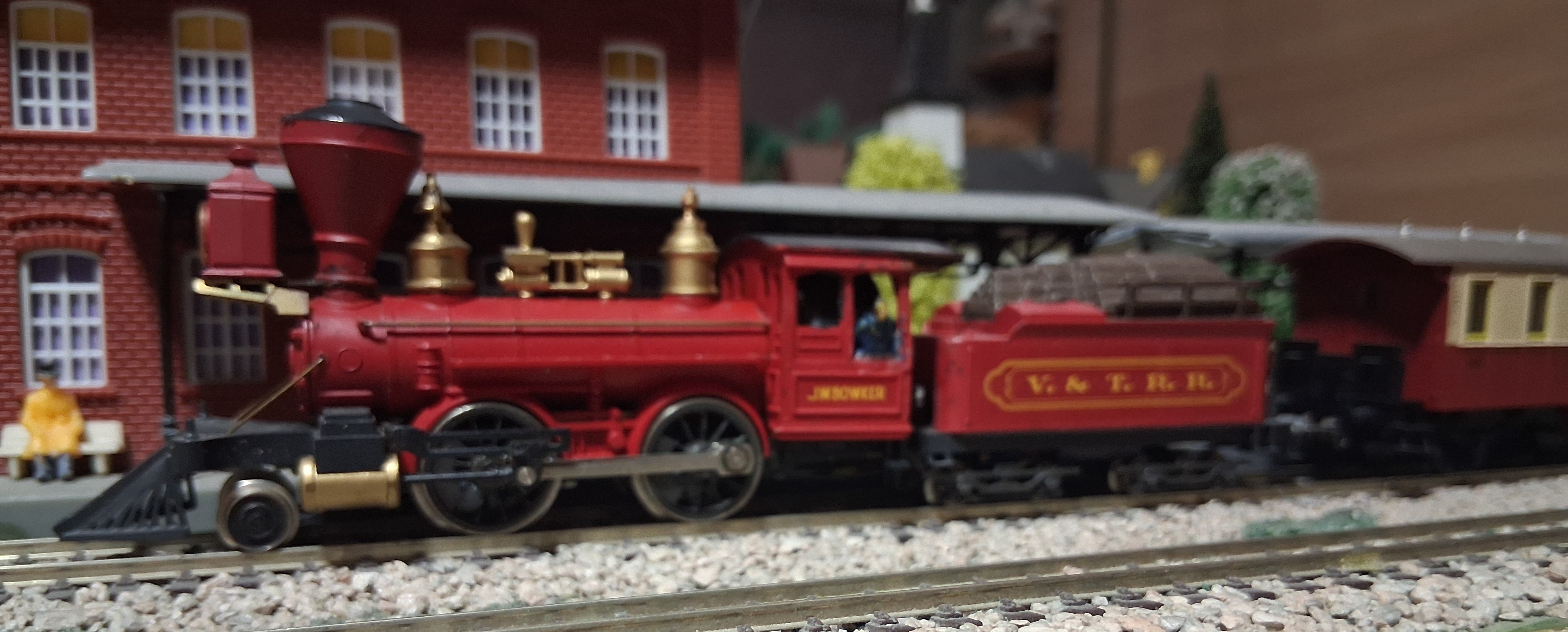 Vista lateral de la locomotora J.W. Bowker con su ténder de madera
