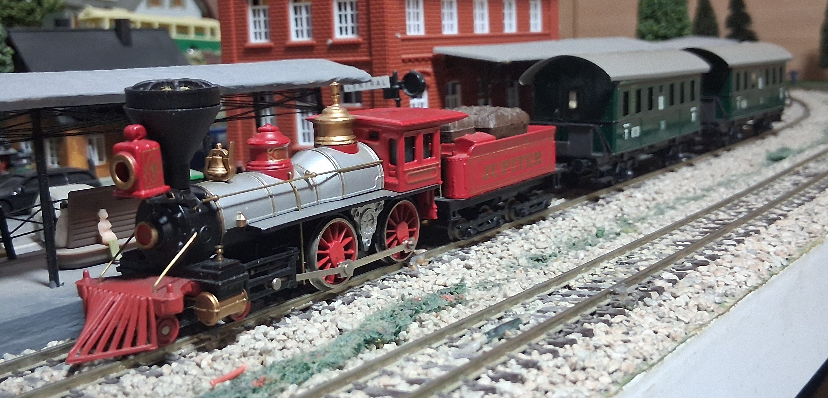 Vista del convoy completo con la locomotora y sus vagones en la estación
