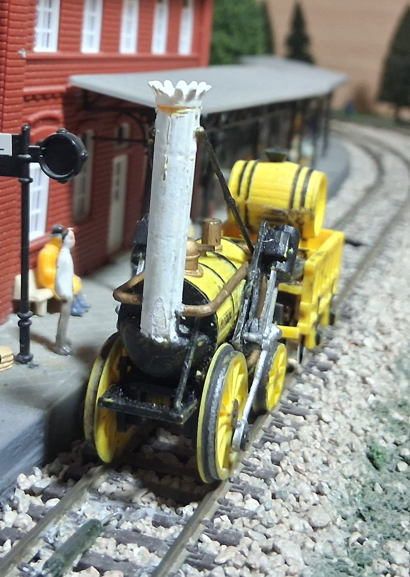 Perspectiva frontal y chimenea de la locomotora Rocket