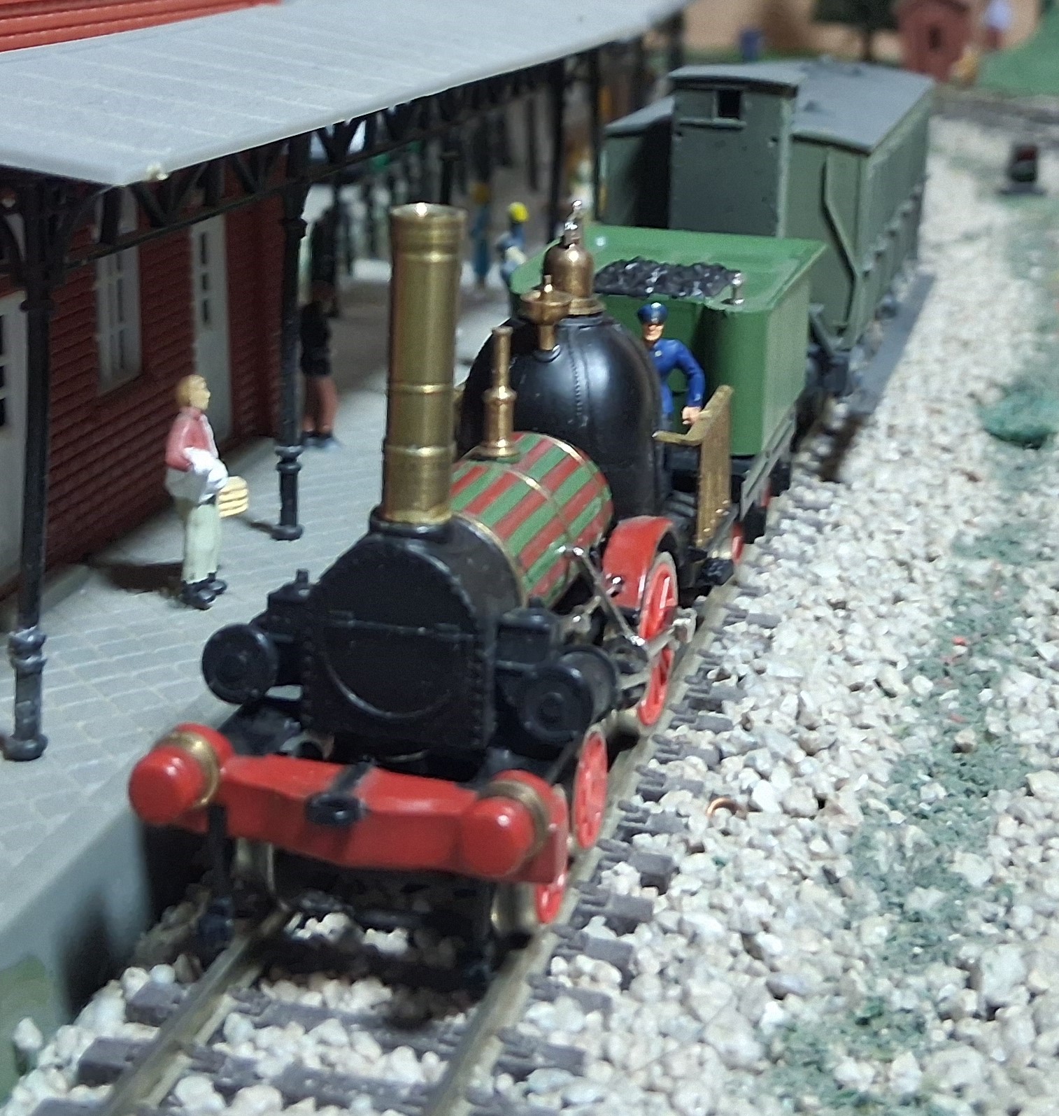 Perspectiva frontal y chimenea dorada de la locomotora Adler