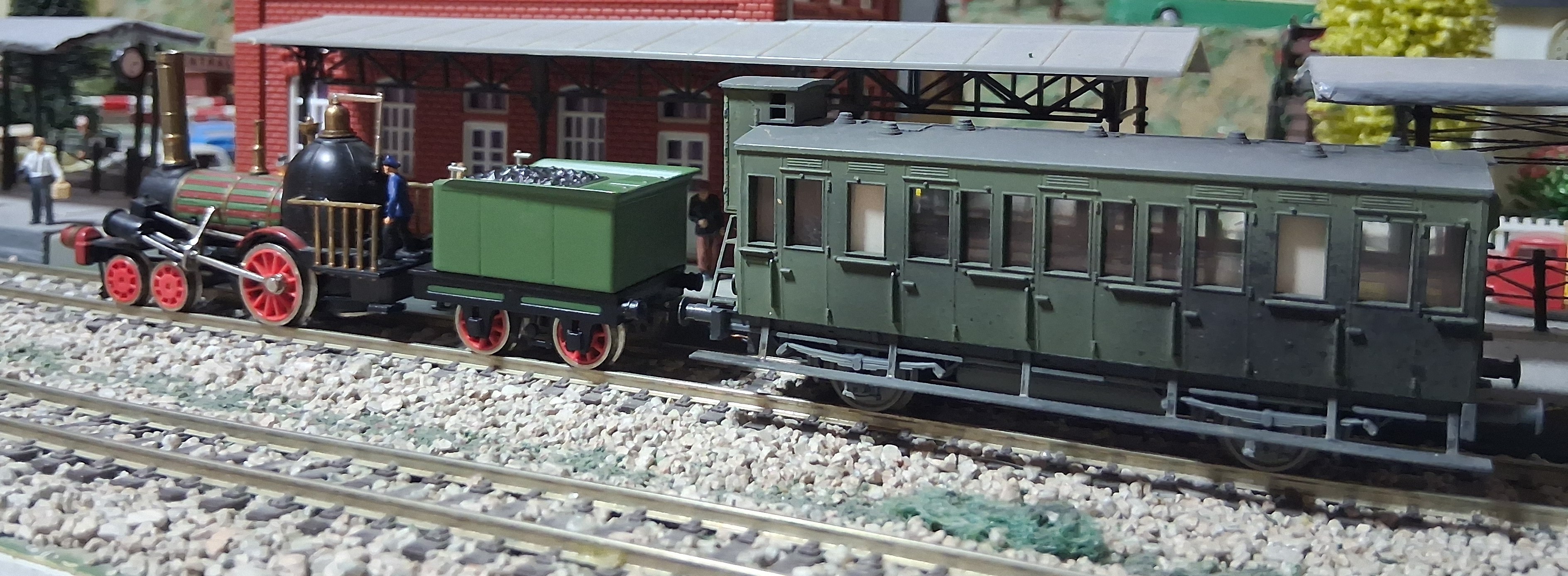 Plano general del tren Adler con su ténder verde y coche de pasajeros