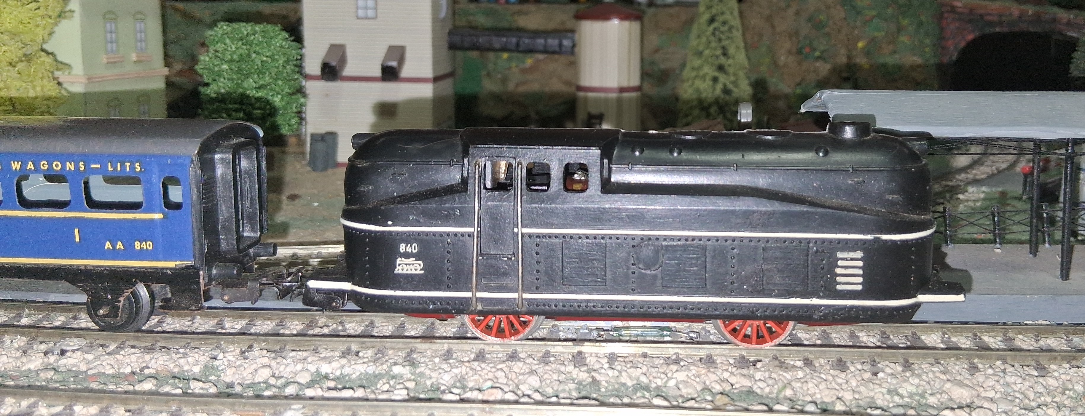 Detalle del carenado lateral y ruedas rojas de la locomotora