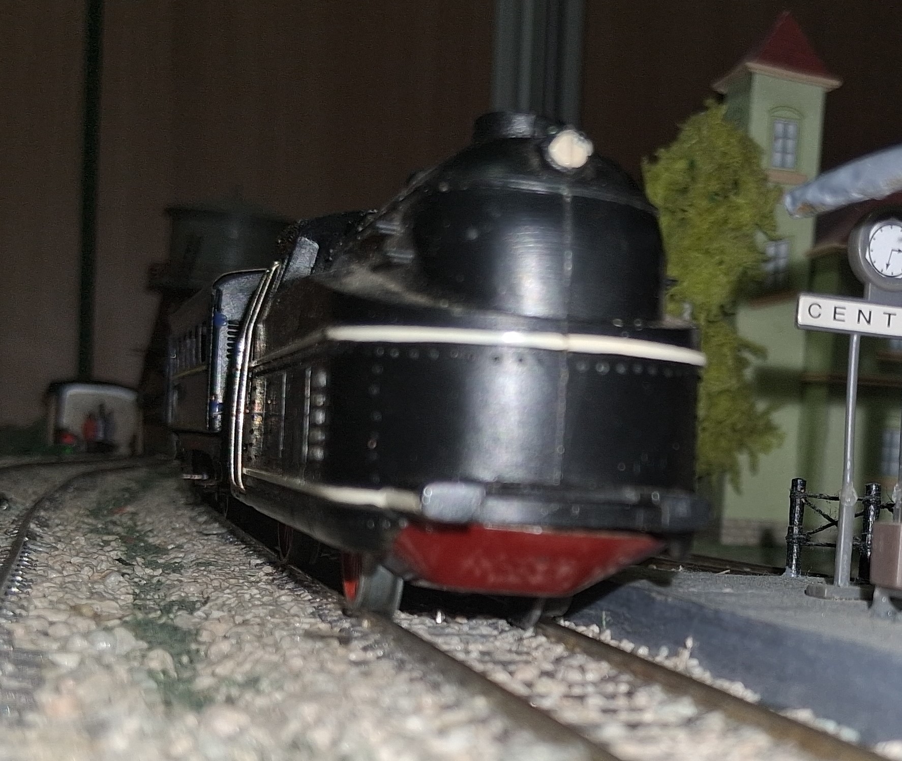 Perspectiva frontal baja de la locomotora aerodinámica