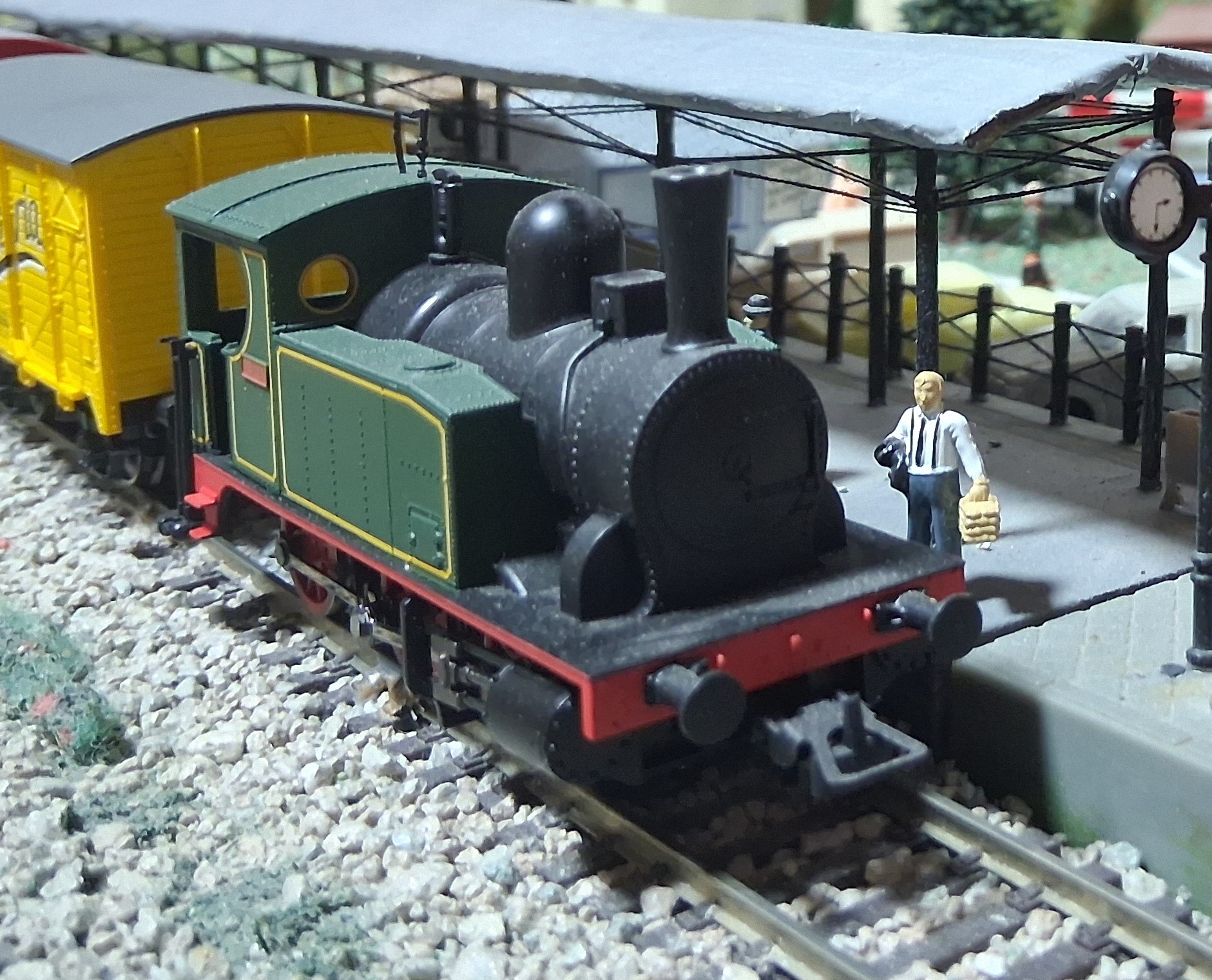Primer plano de tres cuartos de la locomotora 030 en la estación