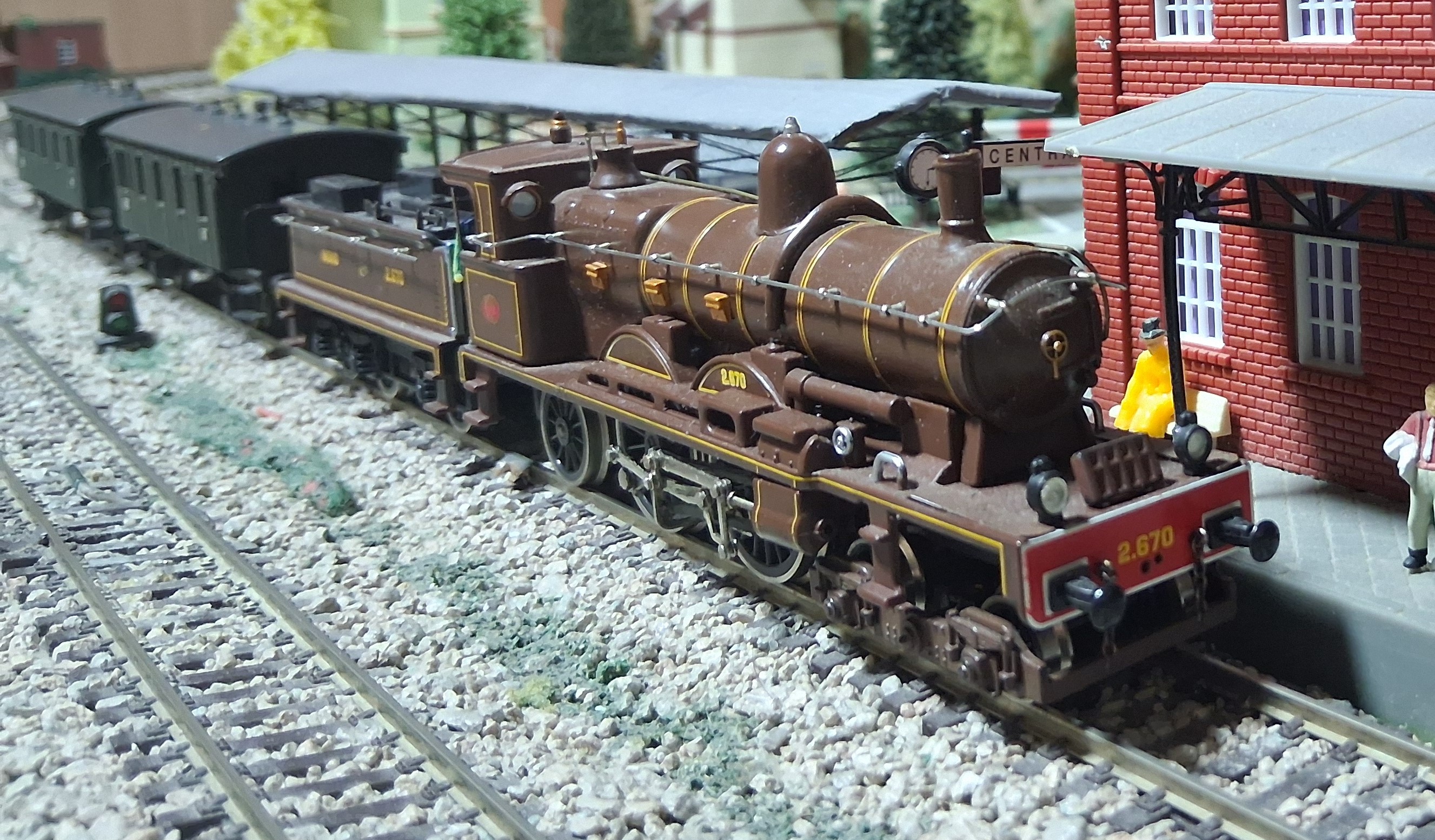 Primer plano de tres cuartos de la locomotora NORD 2.670 en la estación