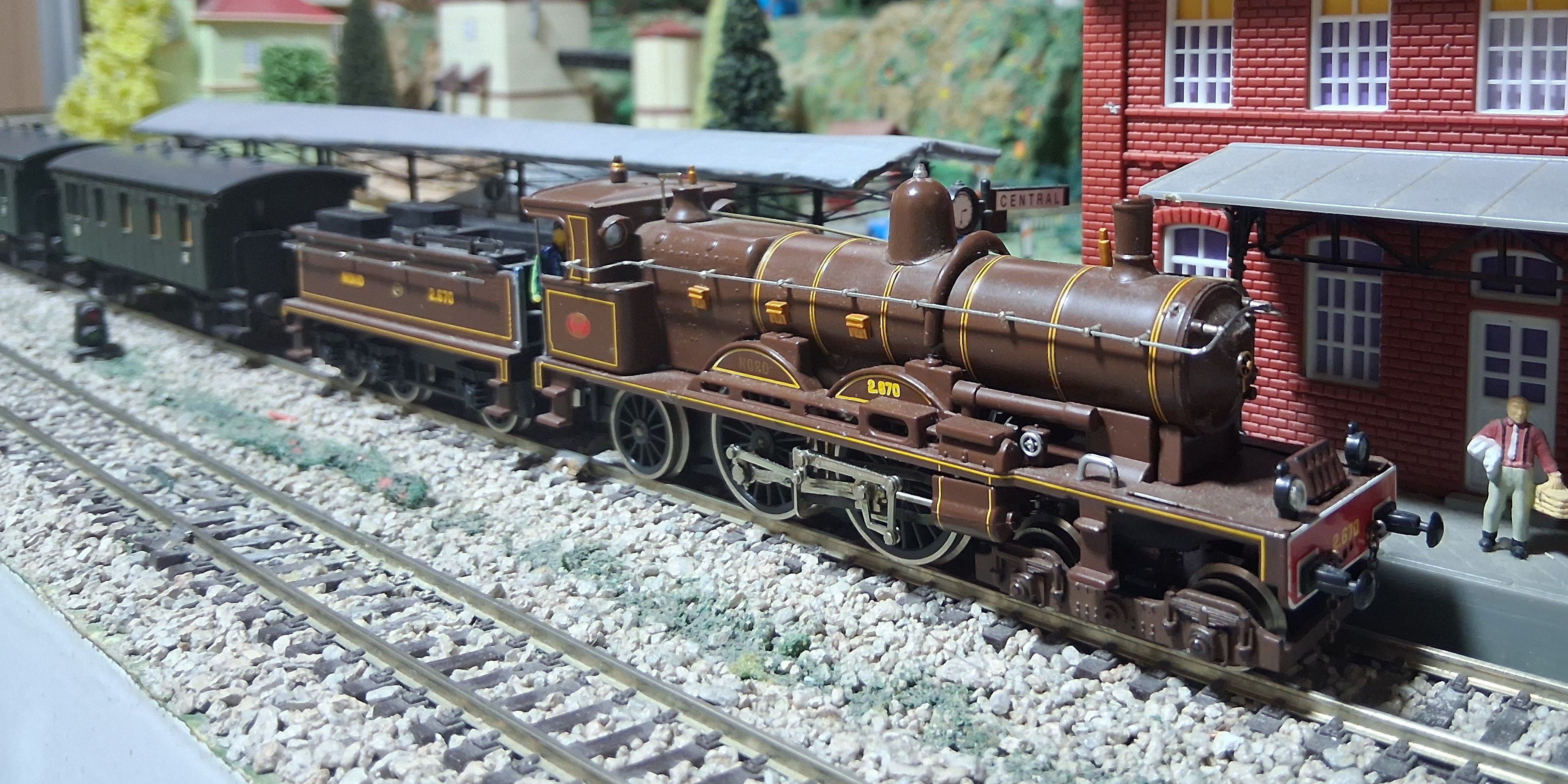 Perspectiva del tren expreso listo para iniciar la marcha en la maqueta