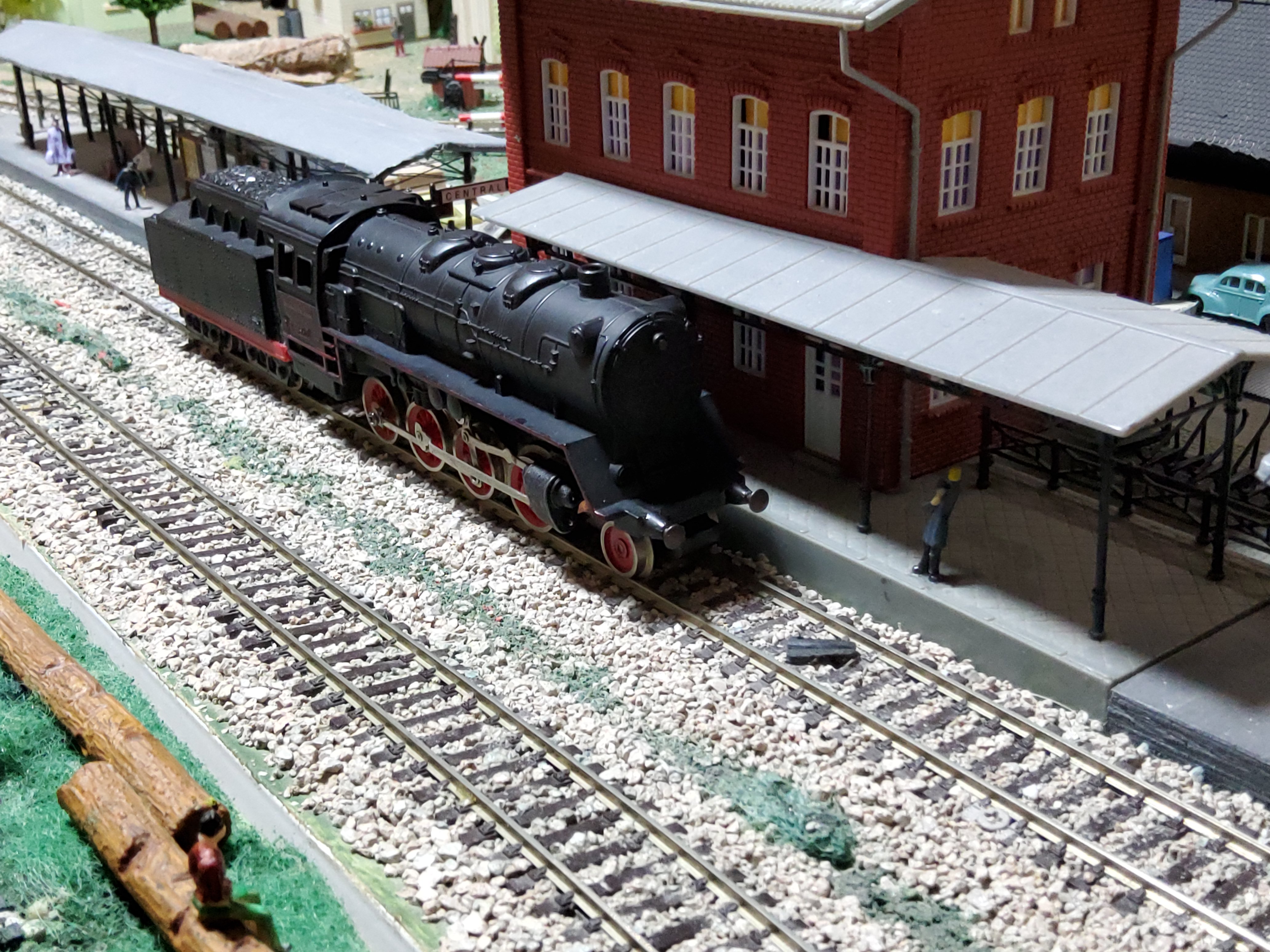 Perspectiva frontal y lateral de la BR 41 junto al andén principal