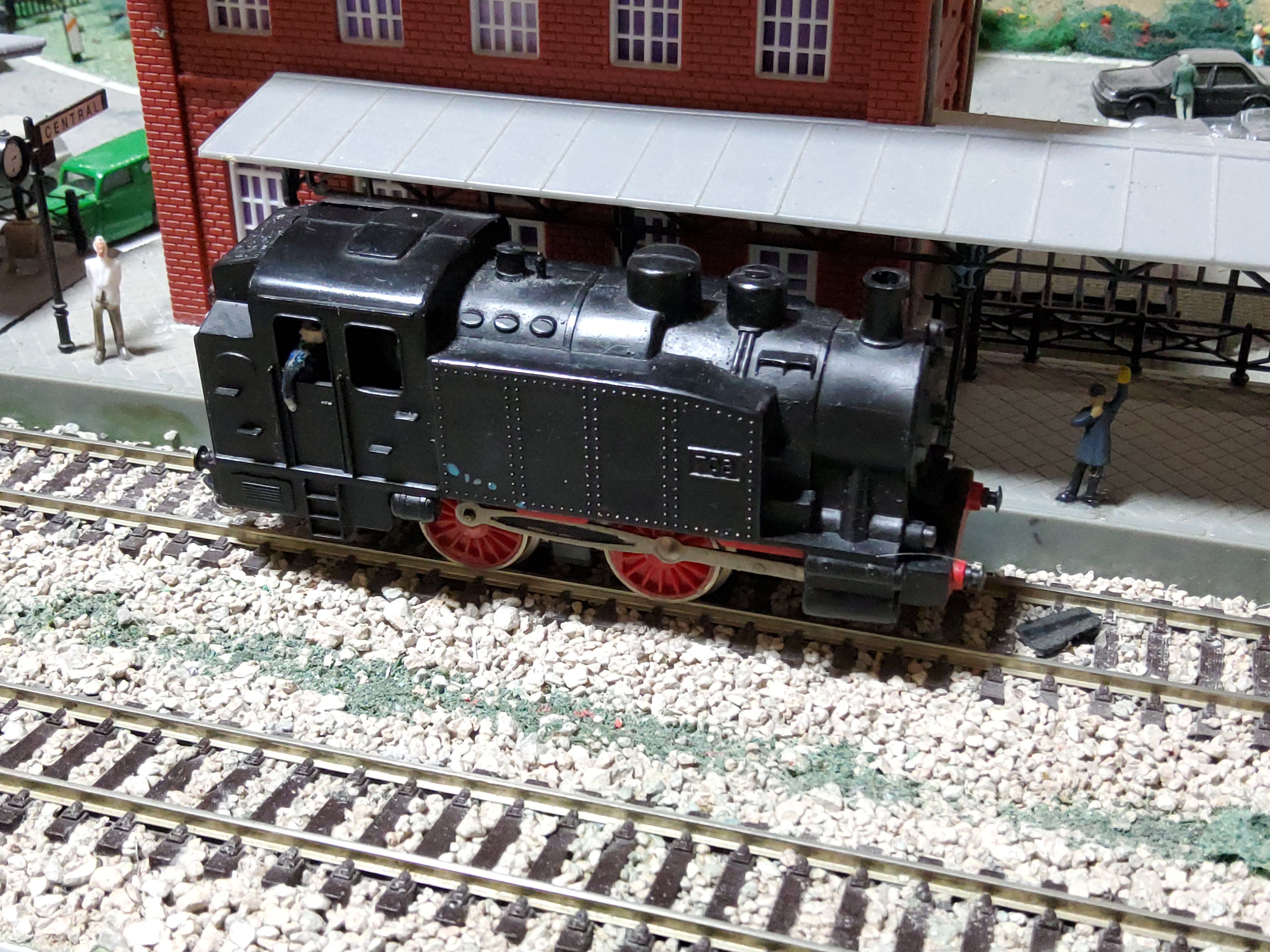 Vista detallada de perfil de la locomotora de maniobras con sus ruedas rojas