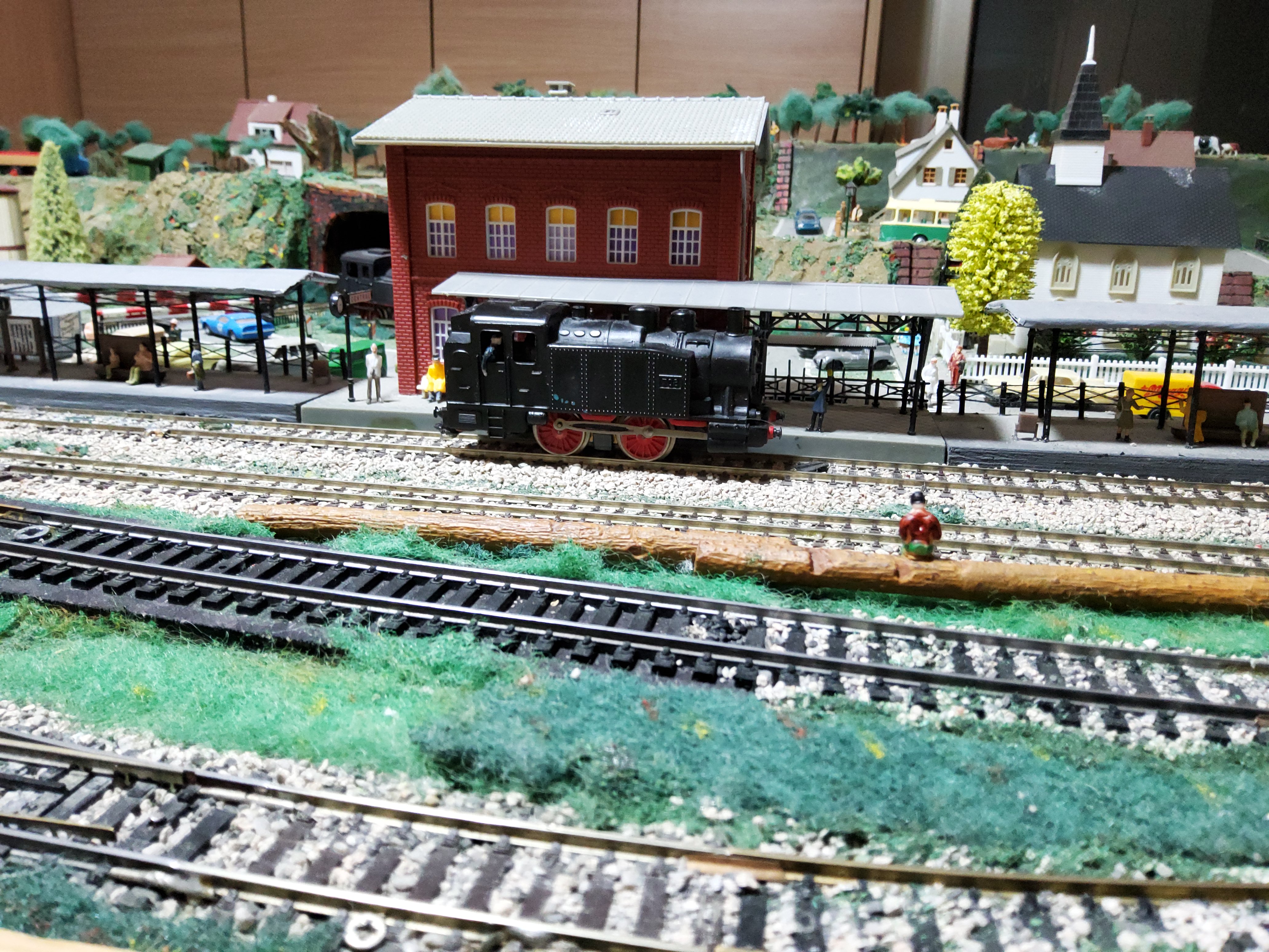 Plano general de la locomotora en la estación de la maqueta