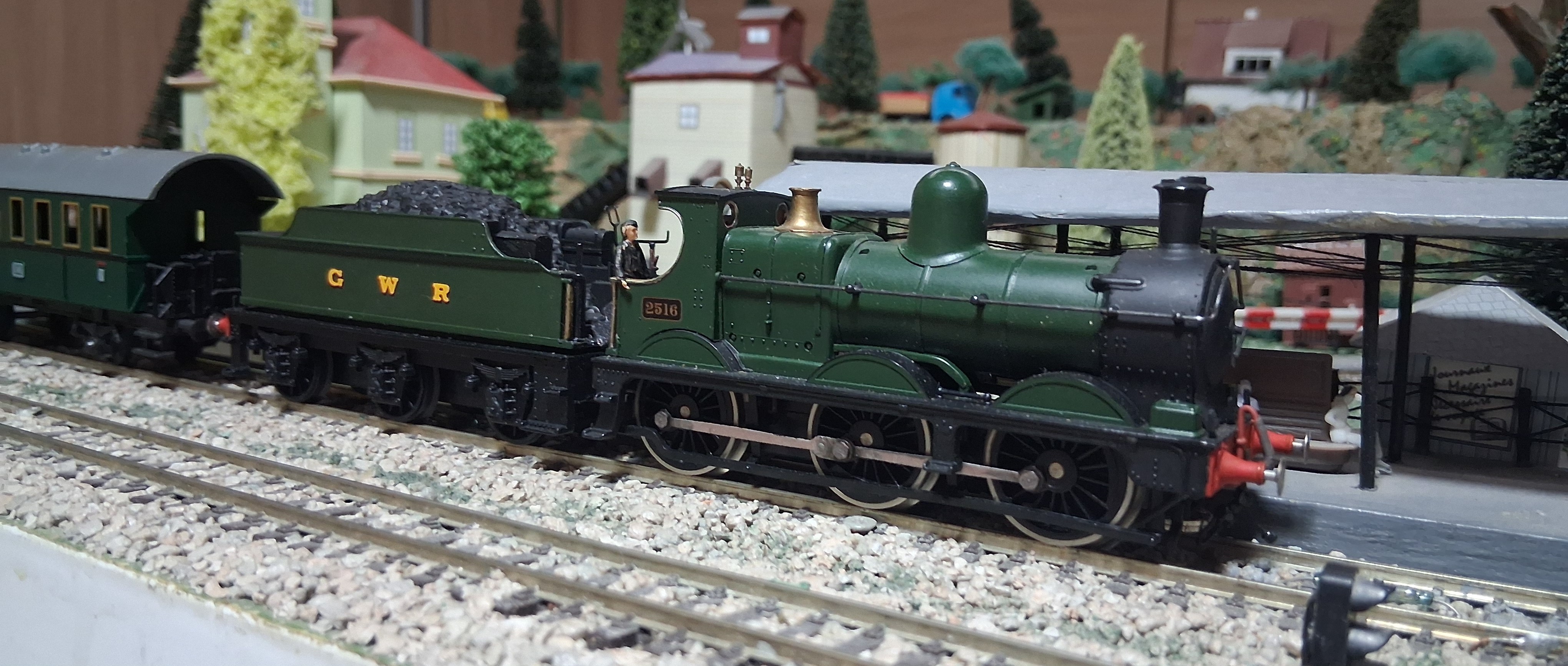 Vista de perfil de la locomotora GWR 2516 Dean Goods
