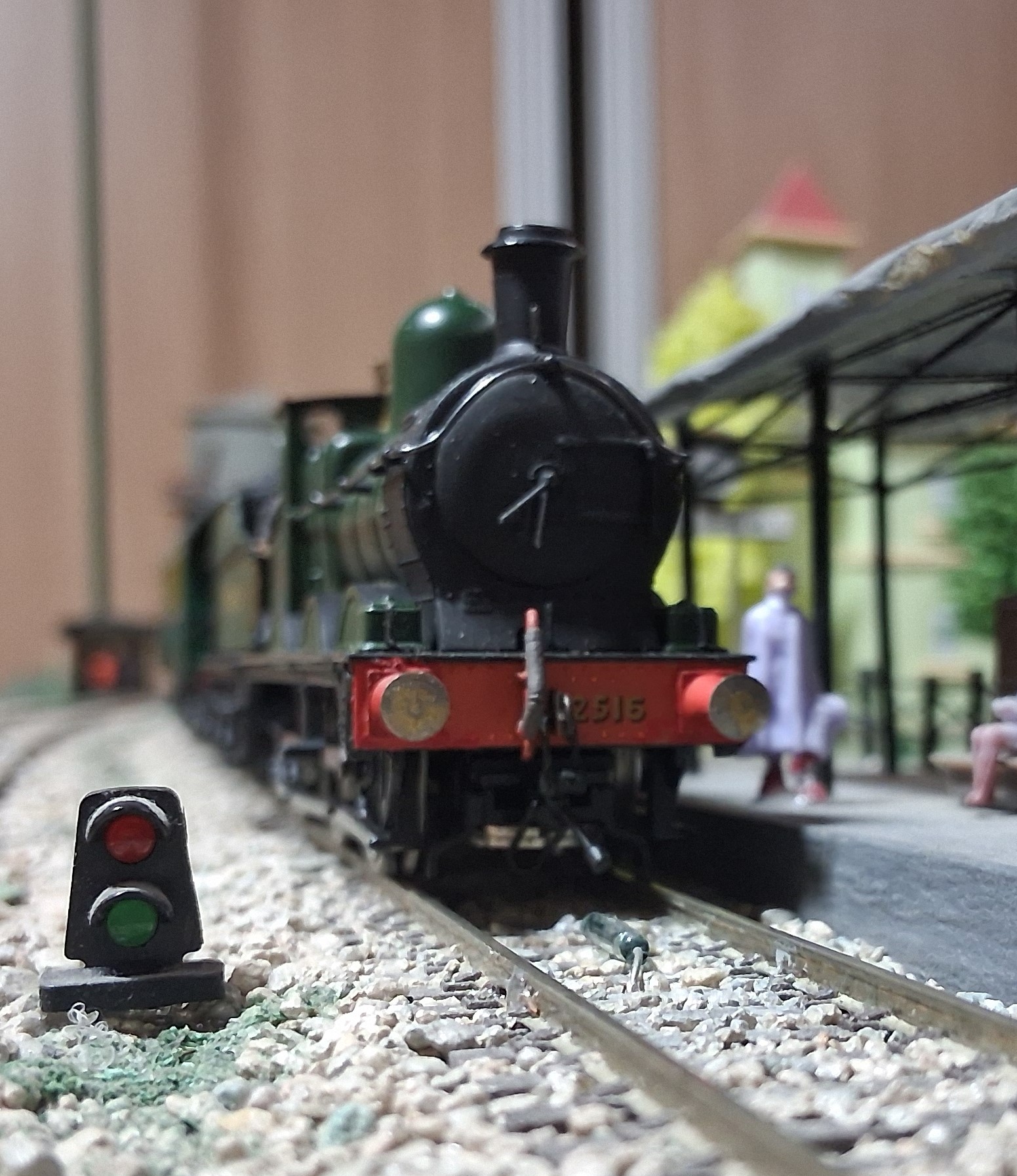 Plano frontal bajo de la locomotora frente a la señal ferroviaria