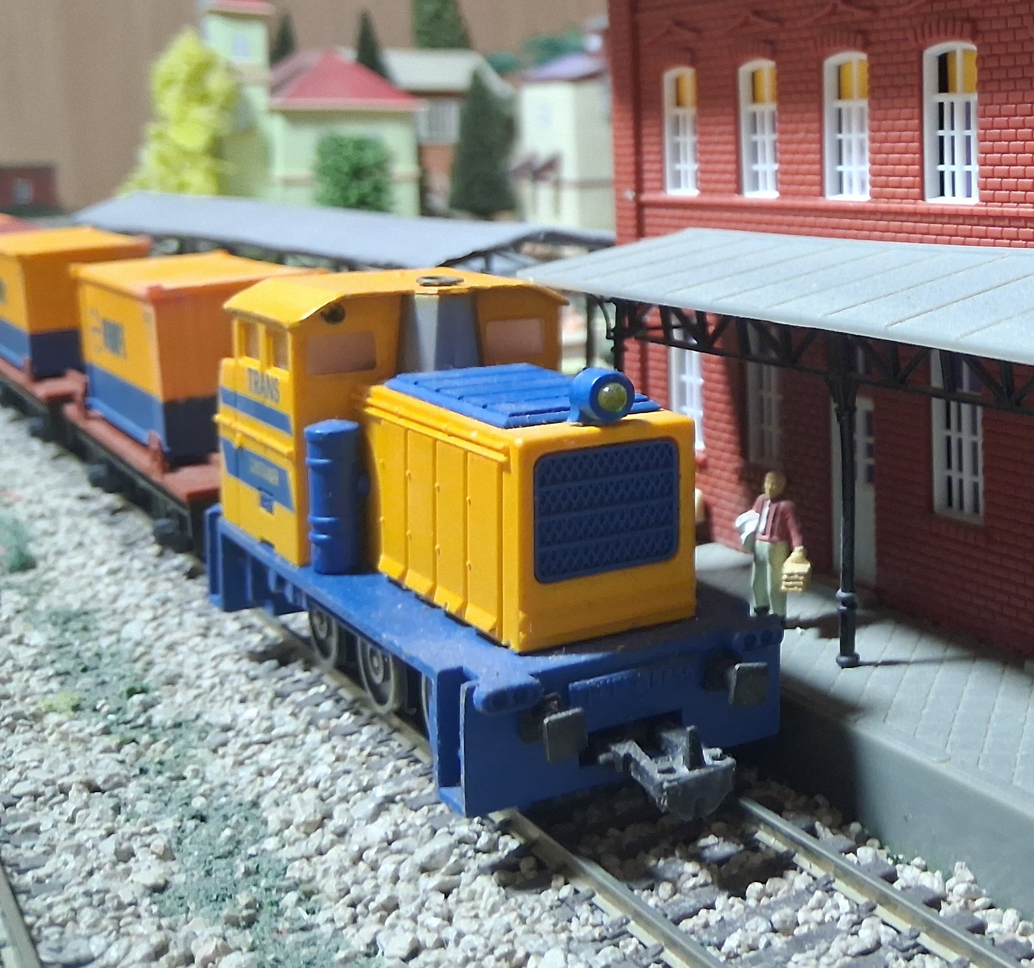 Primer plano de tres cuartos de la locomotora diésel de Ibertren