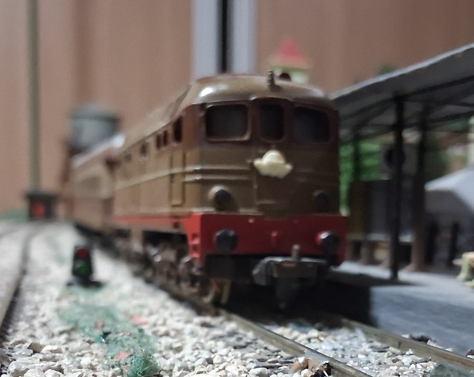 Detalle frontal del testero redondeado de la locomotora italiana