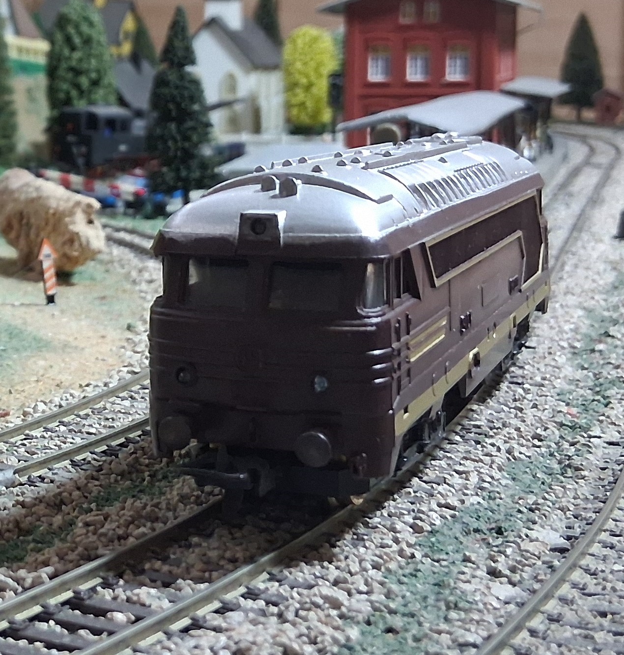 Vista en perspectiva de la locomotora sobre las vías de la estación