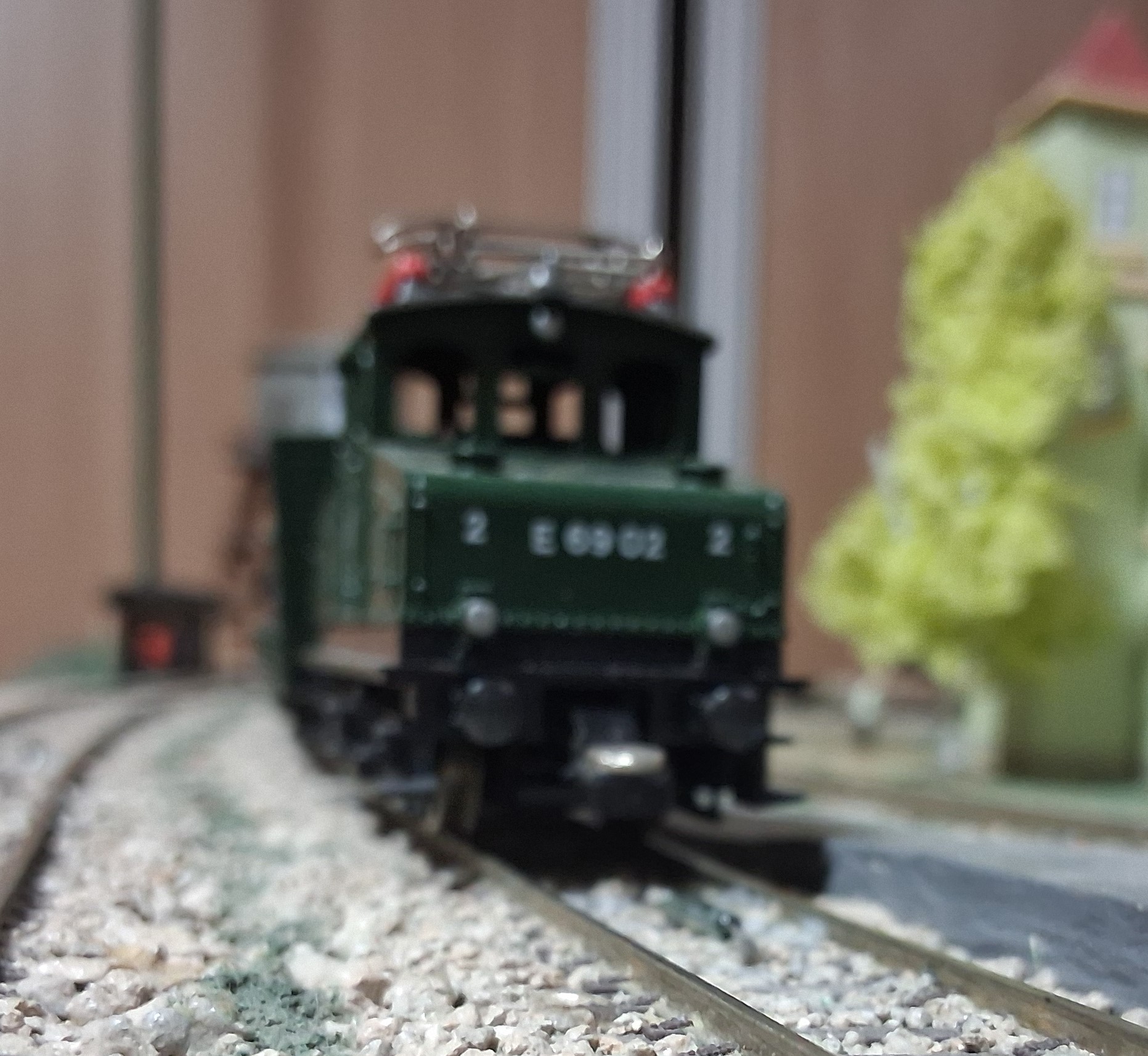 Toma frontal del morro de la E 69 02 sobre la vía del tendido férreo
