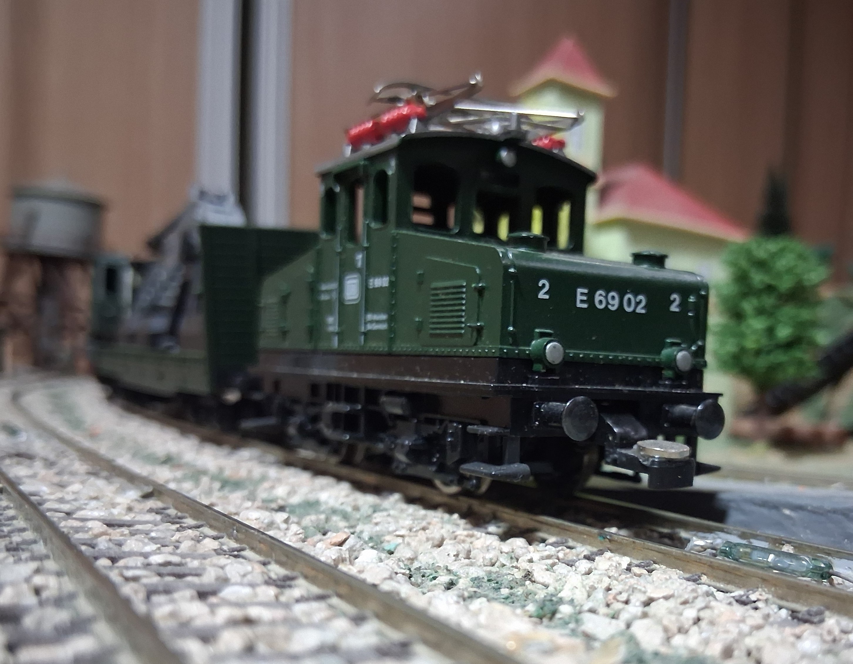 Perspectiva en tres cuartos de la locomotora con su vagón de carga adjunto