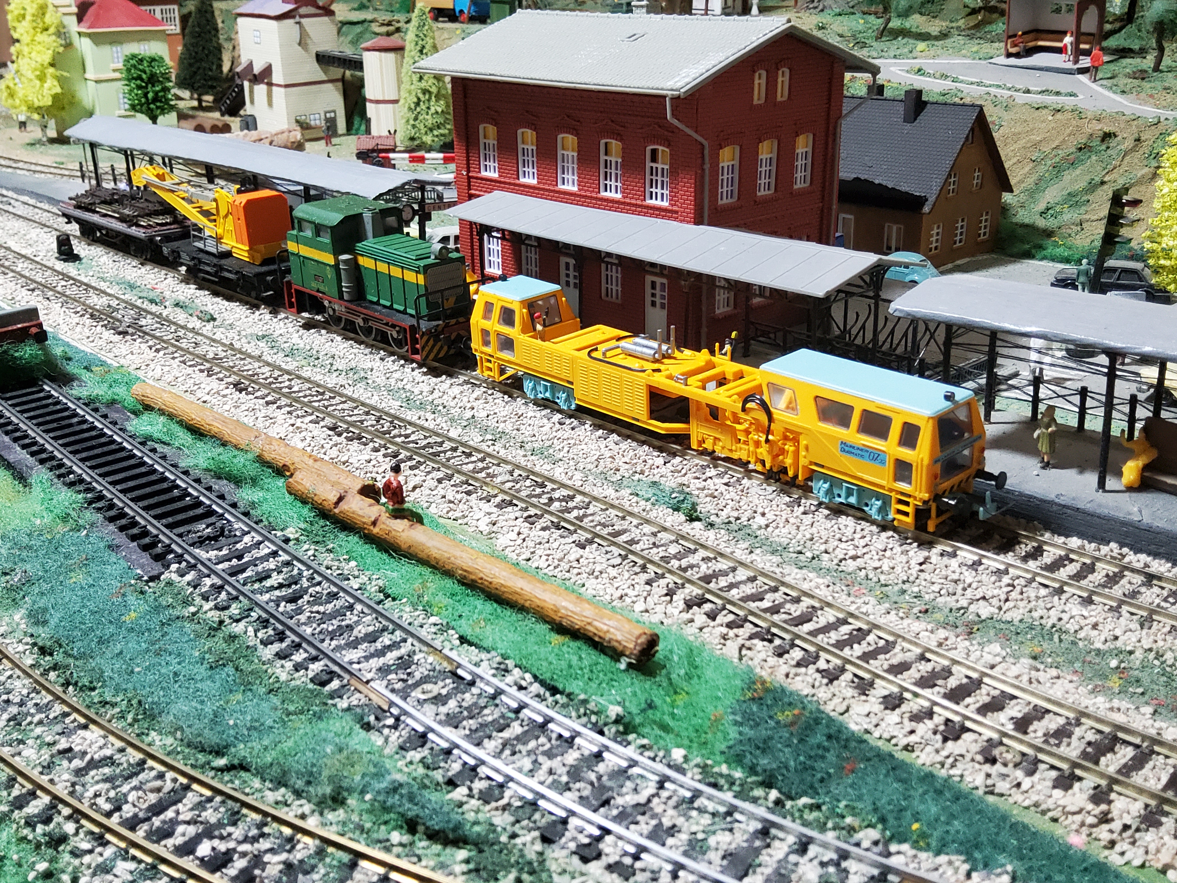 Panorámica general de todo el convoy técnico estacionado en la vía de la maqueta ferroviaria