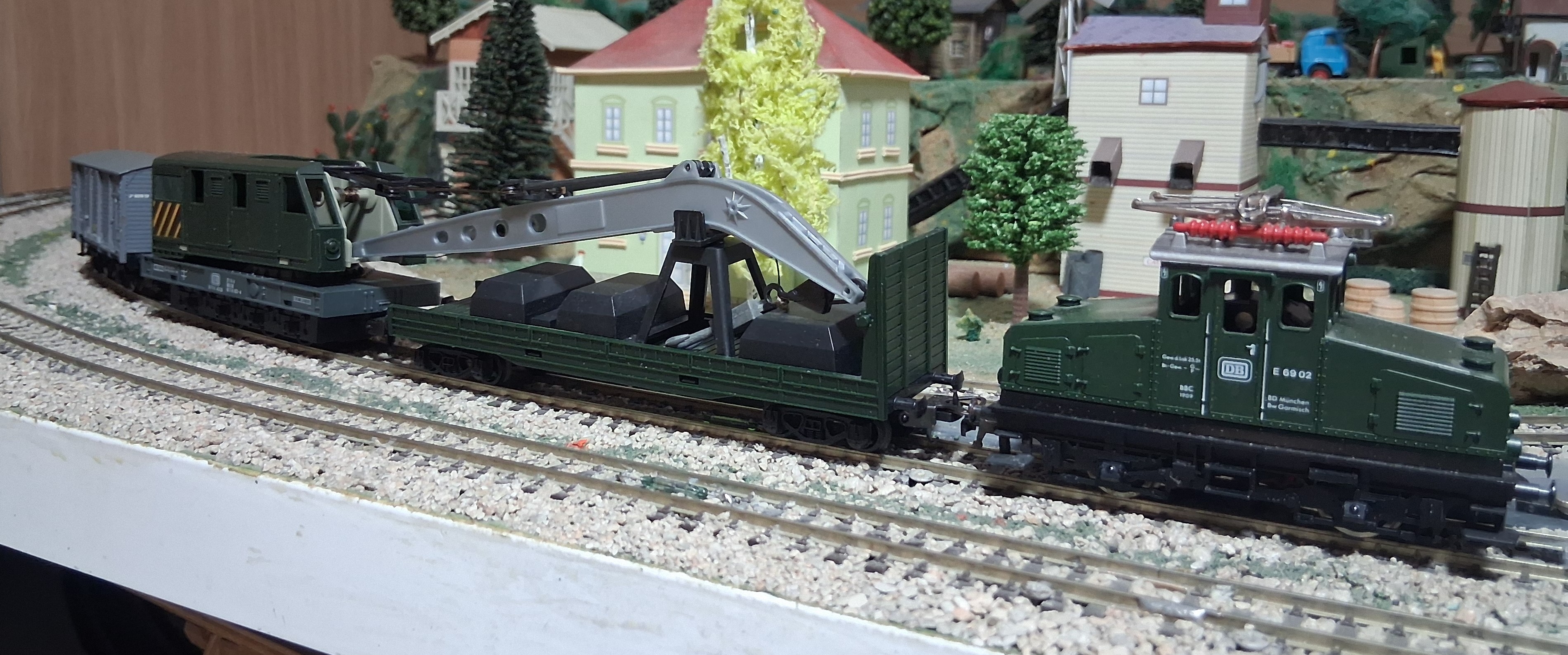 Convoy de auxilio completo remolcado por la locomotora eléctrica verde